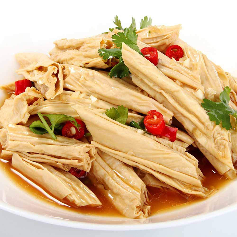Curdos de frijoles amarillos brillantes o palos de tofu empapados antes de cocinar hechos con soja certificada ISO HACCP