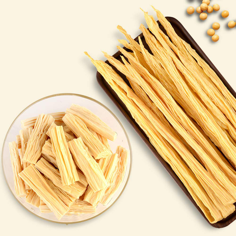 Curdos de frijoles amarillos brillantes o palos de tofu empapados antes de cocinar hechos con soja certificada ISO HACCP