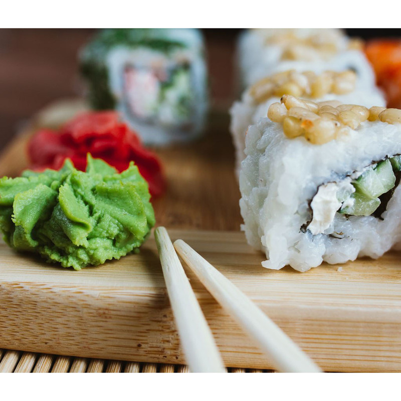 Polvo de wasabi premium japonés de la variedad Hokkaido, elaborado solo con la raíz principal y secado al vapor para un sabor auténtico