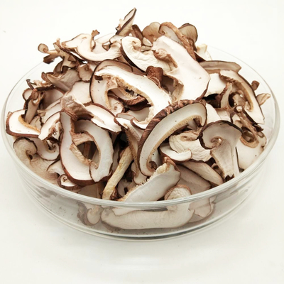 Brown oscuro secó nutrición cortada de las setas de Shiitake la alta