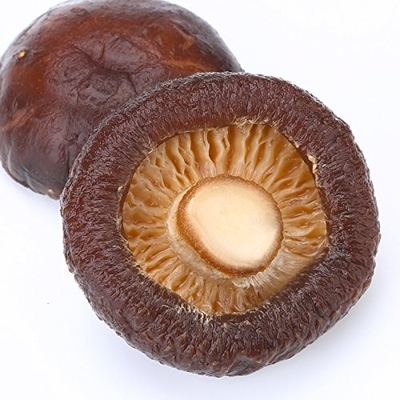 Las setas de shiitake secas orgánicas son excelentes para sopas y papas fritas
