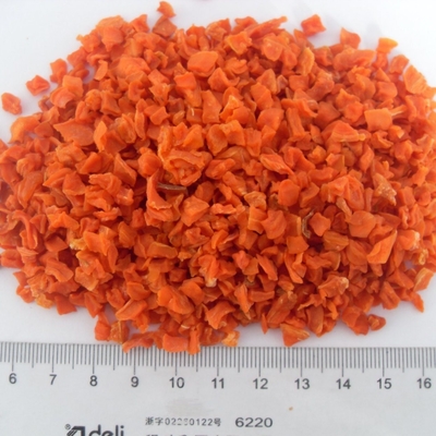 90 Kcal Calorías Flocos de zanahoria seca 10*10*3MM Chips de zanahoria deshidratados