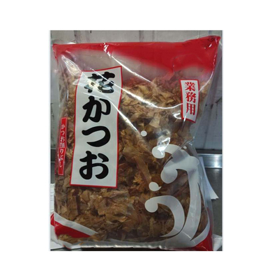 Katsuobushi seco de color marrón claro, copos de bonito, delicia tradicional japonesa