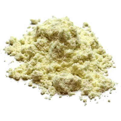 Polvo de Wasabi picante en paquete verde claro puro en una bolsa sellada