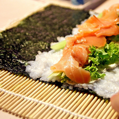 Nori de algas asadas rectangulares ampliamente disponibles y hechas con ingredientes de algas marinas