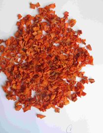 La zanahoria cruda deshidratada salta color sano de la naranja del paquete del cartón de los microprocesadores de la zanahoria